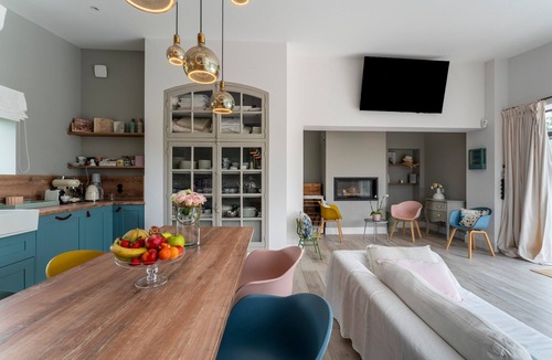 Modene House | Holiday Home 'Le Cabanon De Modène' with Mountain View, Wi-Fi and Air Conditioning