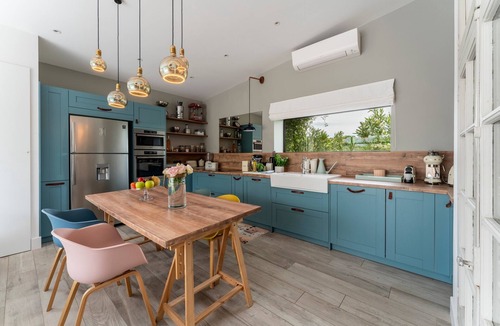 Modene House | Holiday Home 'Le Cabanon De Modène' with Mountain View, Wi-Fi and Air Conditioning