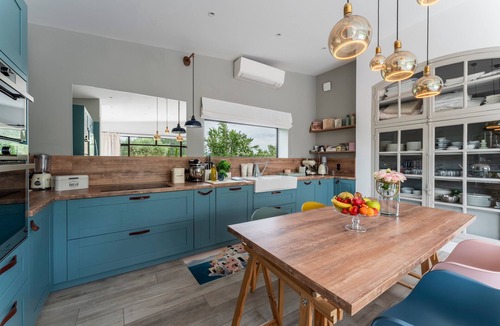 Modene House | Holiday Home 'Le Cabanon De Modène' with Mountain View, Wi-Fi and Air Conditioning