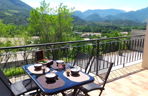 Condorcet House | Holiday Home 'Le Petit Tilleul' with Mountain View, Wi-Fi and Air Conditioning