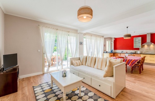 Bollene House | Holiday Home 'Le Secret D'hestia' with Shared Pool, Wi-Fi and Air Conditioning