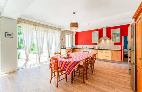 Bollene House | Holiday Home 'Le Secret D'hestia' with Shared Pool, Wi-Fi and Air Conditioning