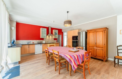 Bollene House | Holiday Home 'Le Secret D'hestia' with Shared Pool, Wi-Fi and Air Conditioning