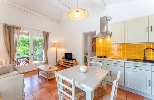 Bedoin House | Holiday Home “Lou Cigaloun” with Private Pool, Wi-Fi & Air Conditioning