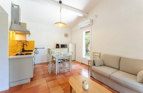 Bedoin House | Holiday Home “Lou Cigaloun” with Private Pool, Wi-Fi & Air Conditioning