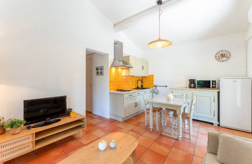 Bedoin House | Holiday Home “Lou Cigaloun” with Private Pool, Wi-Fi & Air Conditioning