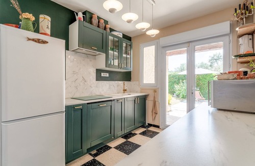 Taillades House | Holiday Home "Louvanna" with Luberon View, Wi-Fi, and Air Conditioning