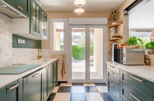 Taillades House | Holiday Home "Louvanna" with Luberon View, Wi-Fi, and Air Conditioning