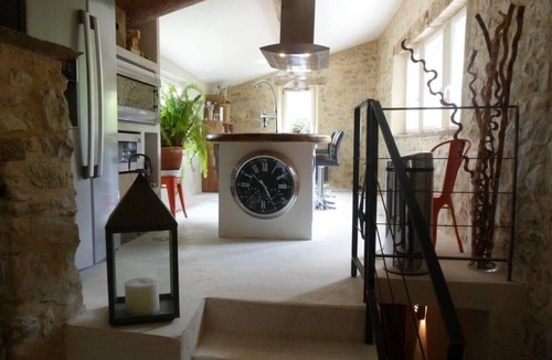Savoillan House | Holiday Home 'Luxueuse Bergerie Pied Du Ventoux' with Mountain View, Shared Terrace and Wi-Fi