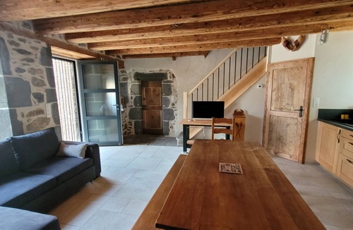 Alleuze House | Holiday Home 'Maison À La Campagne 4 À 9 Personne' with Private Garden and Air Conditioning