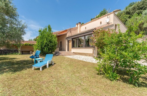 Faucon House | Holiday Home 'Maison Avec Vue Sur Le Ventoux' with Mountain View, Terrace and Wi-Fi