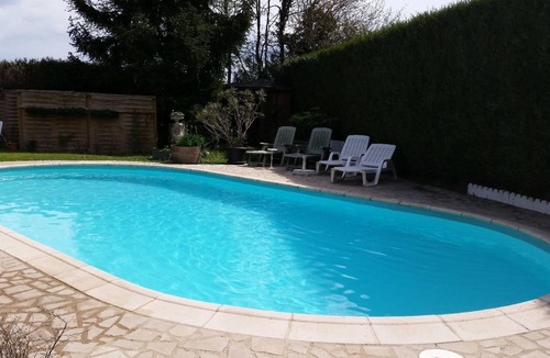 Thury House | Holiday home with garden, barbecue and terrace