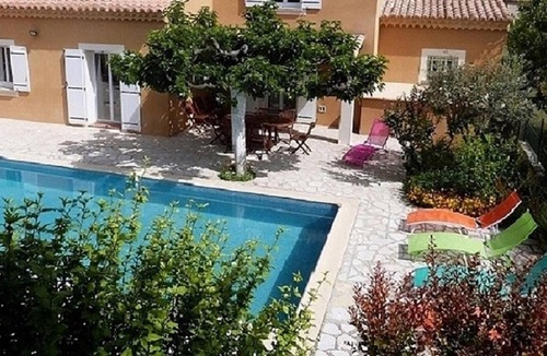 Saint-Didier Villa | Homerez - Villa for 6 ppl. with swimming-pool and garden at Saint-Didier