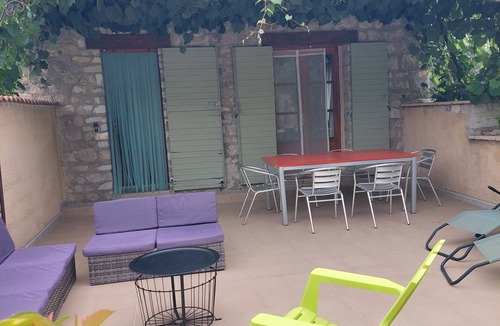 Sahune House | House "Le Vieil Olivier" with Mountain View, Shared Pool and Wi-Fi