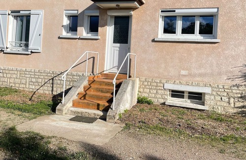 Champs-sur-Yonne House | House near Chablis between Vézelay and Guédelon, with courtyard and garden, quiet.
