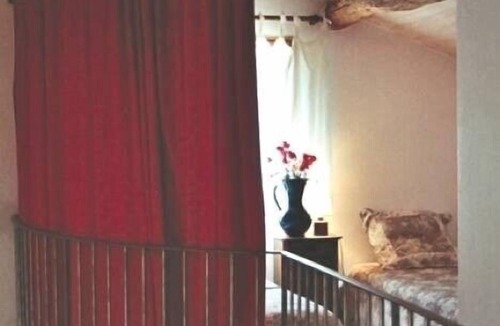 Entrechaux House | House on exceptional site in immediate edge of river.