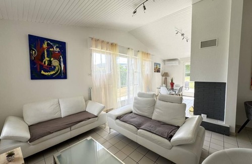 Aubiere Apartment | House sleeps 8 with Jacuzzi/Pétanque court