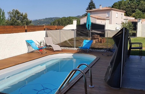Vals-les-Bains House | House with pool on the edge of the forest