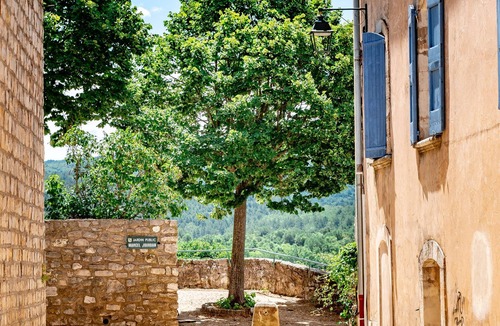 Sault House | In Provence, near Mont Ventoux Gîte de Groupe with vintage bike museum