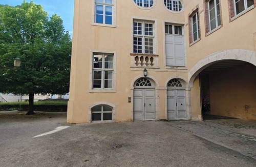 Dole Apartment | In the heart of town - charming and cosy vaulted apartment