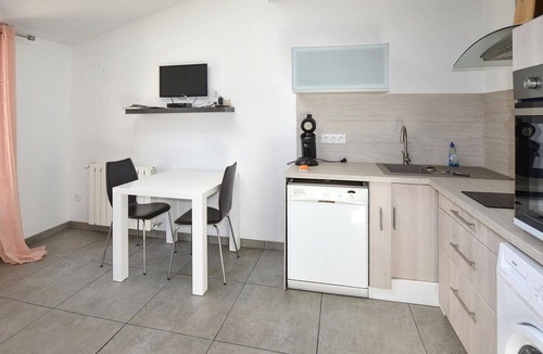 Sablet House | In this beautiful vacation home with access to the pool you can enjoy a relaxing vacation.