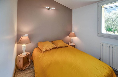 Sablet House | In this beautiful vacation home with access to the pool you can enjoy a relaxing vacation.