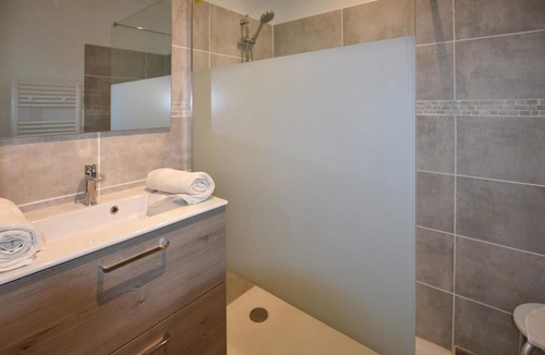 Sablet House | In this beautiful vacation home with access to the pool you can enjoy a relaxing vacation.