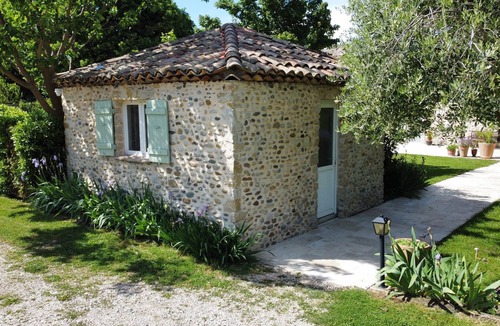 Chateauneuf-du-Rhone House | Independent Cottage in a Peaceful Large Garden on Organic Farmland