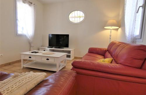 Saint-Paul-Trois-Chateaux Villa | Inviting villa in Saint Paul trois Chateaux with pool