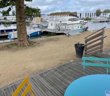 Nevers Boat Rental | Iris, bateau douillet