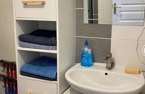 Imphy Apartment | J4 Parking Wifi 2 Rooms 3 beds 2 to 4 pers ideal for family or worker