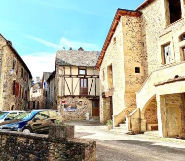 Sainte-Eulalie-d'Olt House | Jolie maison deux chambres et canapé-lit #au cœur du village#