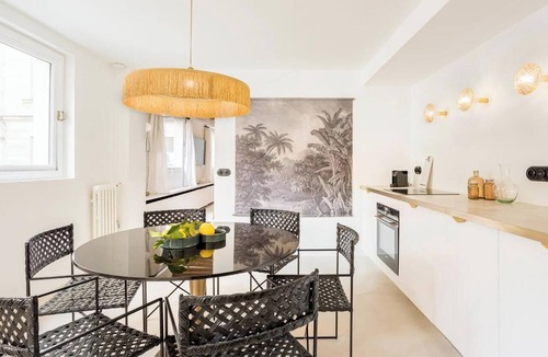 Palais-Royal Apartment | JUST STEPS FROM ICONIC LOUVRE,JARDIN DES TUILERIES & PLACE VENDÔME–RUE DE RIVOLI