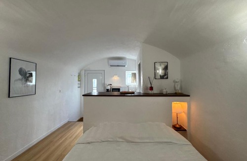 Ville-sous-Anjou Apartment | "L'écrin d'amour" - Suite, Spa & Double pommeau