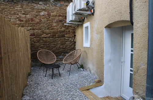 Ville-sous-Anjou Apartment | "L'écrin d'amour" - Suite, Spa & Double pommeau