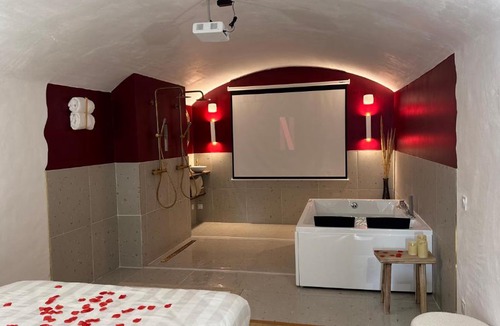 Ville-sous-Anjou Apartment | "L'écrin d'amour" - Suite, Spa & Double pommeau