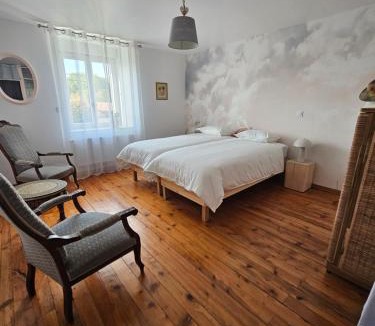 Mouzay House | L'éperon moucheté