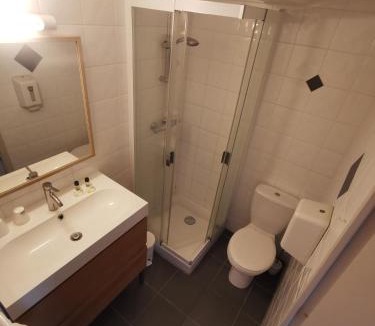 Saint-Julien-de-Jonzy Hotel | L'auberge de St Julien