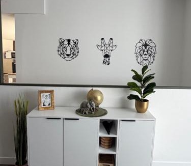 Peaugres Apartment | L'aventure Safari - Appartement Cosy et Lumineux