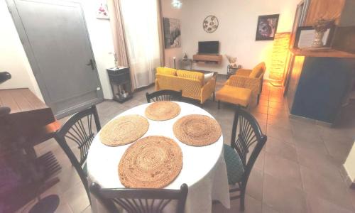 Valreas Apartment | L'Empire D'Essences Appartement
