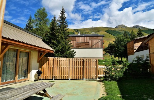 Les Deux Alpes Apartment | “L'Éterlou” Apartment with Private Garden and Wi-Fi