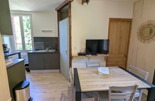 Montperreux House | L'ETERLOU in a charming property in the heart of the Source-Bleue area