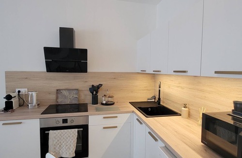 Sainte-Cecile-les-Vignes Apartment | L'instant Présent Wellness Center, Village