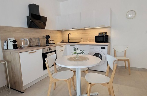 Sainte-Cecile-les-Vignes Apartment | L'instant Présent Wellness Center, Village