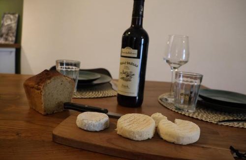 Villeneuve-de-Berg Apartment | L'instant Chèvre - refuge ardéchois centre village - produits fermiers