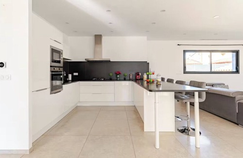 Saint-Quentin-la-Poterie Villa | L'Oasis de Saint-Quentin