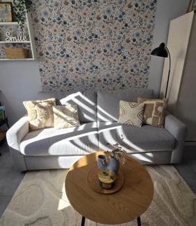 Lons-le-Saunier Apartment | La Chambre de Sophie - Studio et garage au calme, proche centre ville
