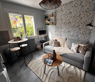 Lons-le-Saunier Apartment | La Chambre de Sophie - Studio et garage au calme, proche centre ville