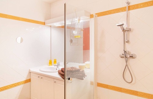 Donzere House | La Chambre Du Mimosa
