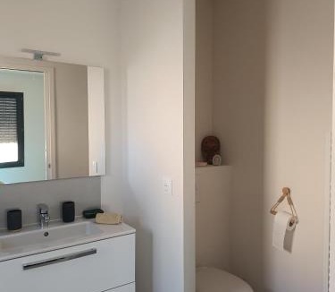 Taillades Apartment | La Cigale sous l'Olivier - Chambre , SdB et Salon Privé Chez l'habitant - Piscine